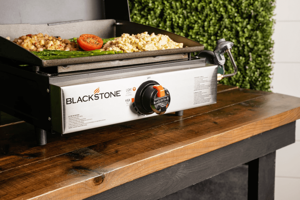 Blackstone Blackstone 17'' Table Top Griddle with Hood 1814 Propane / Black 1814BS Countertop Gas Griddle 717604018149