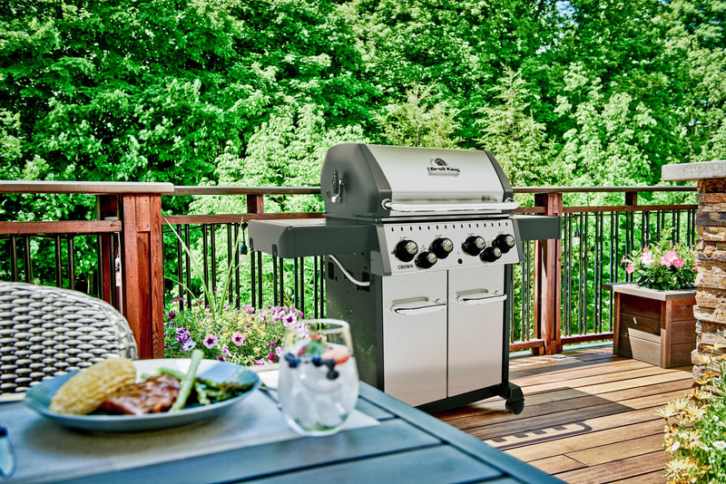 Broil King Broil King CROWN S490 BBQ with Side Burner, Rear Rotisserie Burner, Rotisserie Kit & Heavy-Duty Cast Iron Cooking Grids Freestanding Gas Grill