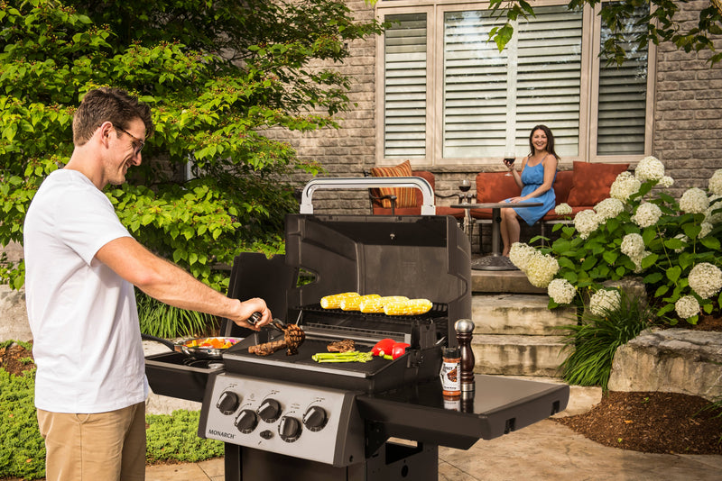 Broil King Broil King MONARCH 390 3-Burner BBQ with Side Burner, Rear Rotisserie Burner, Rotisserie Kit & Heavy-Duty Cast Iron Cooking Grids Freestanding Gas Grill