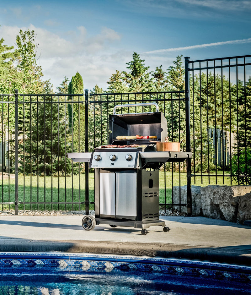 Broil King Broil King SIGNET 320 3-Burner BBQ with Heavy-Duty Cast Iron Cooking Grids Freestanding Gas Grill