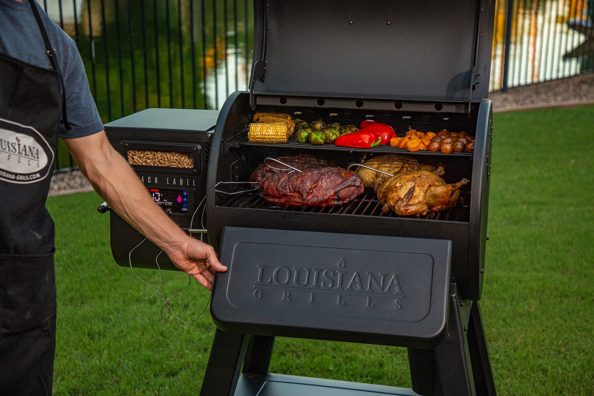 Louisiana Grills Louisiana Grills Black Label 800 Pellet Grill & Smoker with WIFI Control Pellet / Black 10669 Freestanding Pellet Grill 684678106693