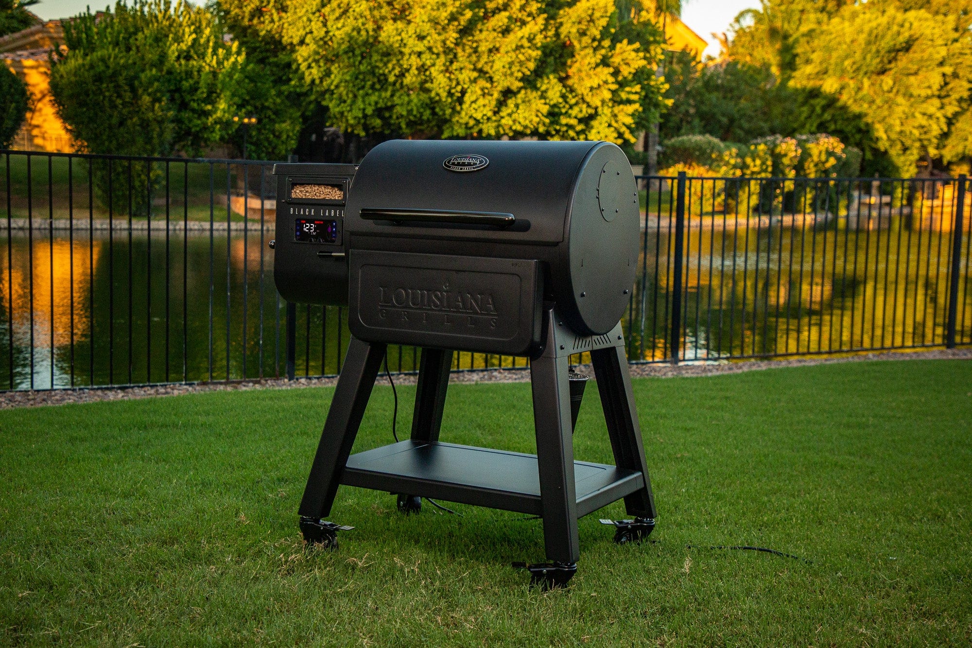 Louisiana Grills Louisiana Grills Black Label 800 Pellet Grill & Smoker with WIFI Control Pellet / Black 10669 Freestanding Pellet Grill 684678106693