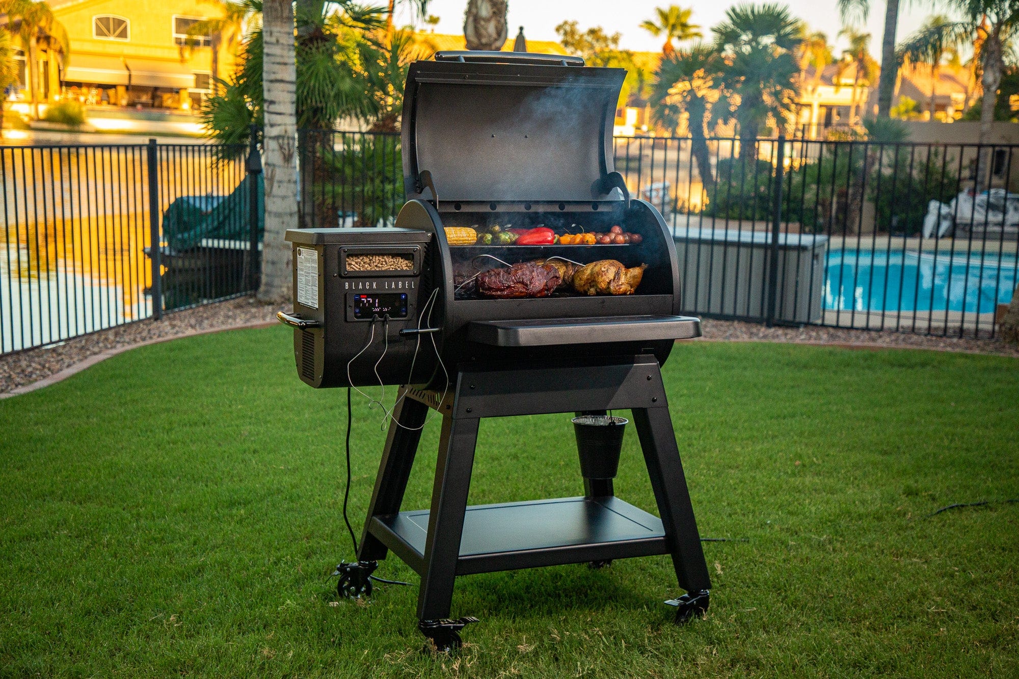 Louisiana Grills Louisiana Grills Black Label 800 Pellet Grill & Smoker with WIFI Control Pellet / Black 10669 Freestanding Pellet Grill 684678106693