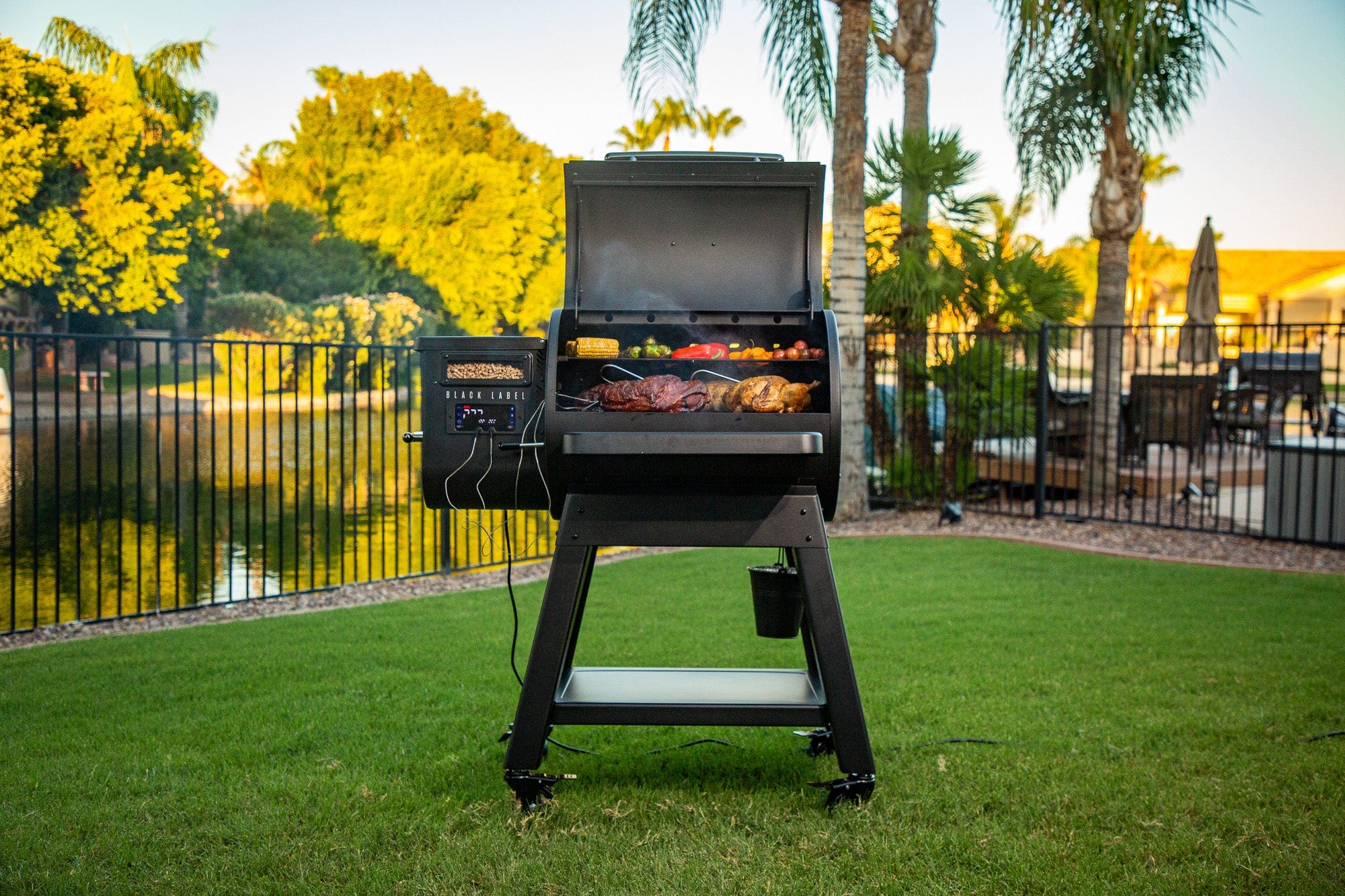 Louisiana Grills Louisiana Grills Black Label 800 Pellet Grill & Smoker with WIFI Control Pellet / Black 10669 Freestanding Pellet Grill 684678106693