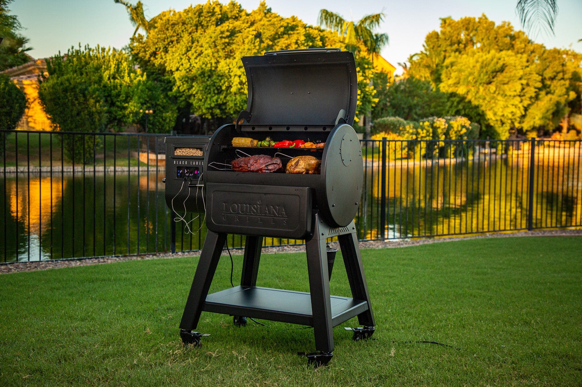 Louisiana Grills Louisiana Grills Black Label 800 Pellet Grill & Smoker with WIFI Control Pellet / Black 10669 Freestanding Pellet Grill 684678106693