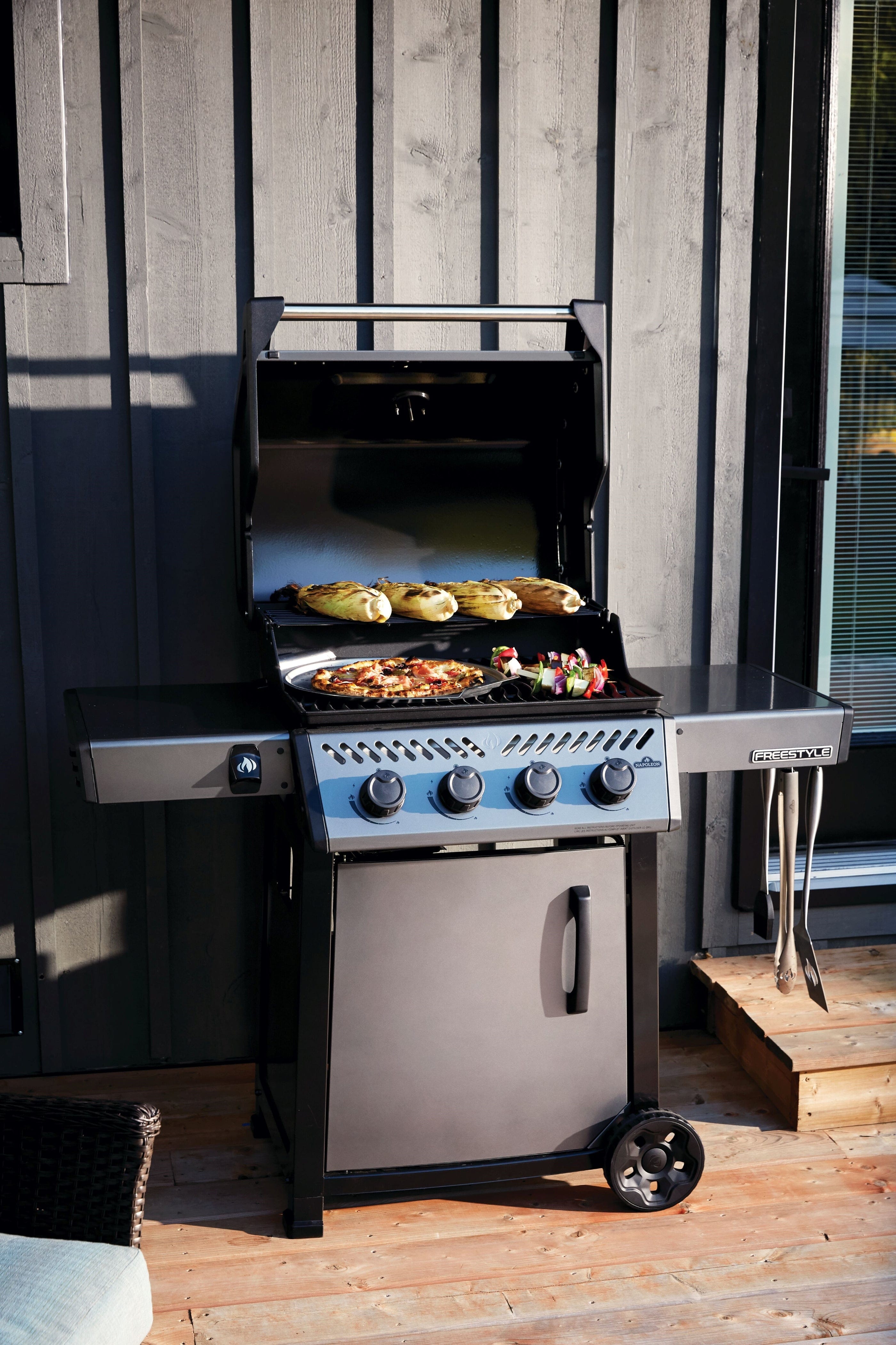 Napoleon Napoleon Freestyle 425 4-Burner BBQ Freestanding Gas Grill