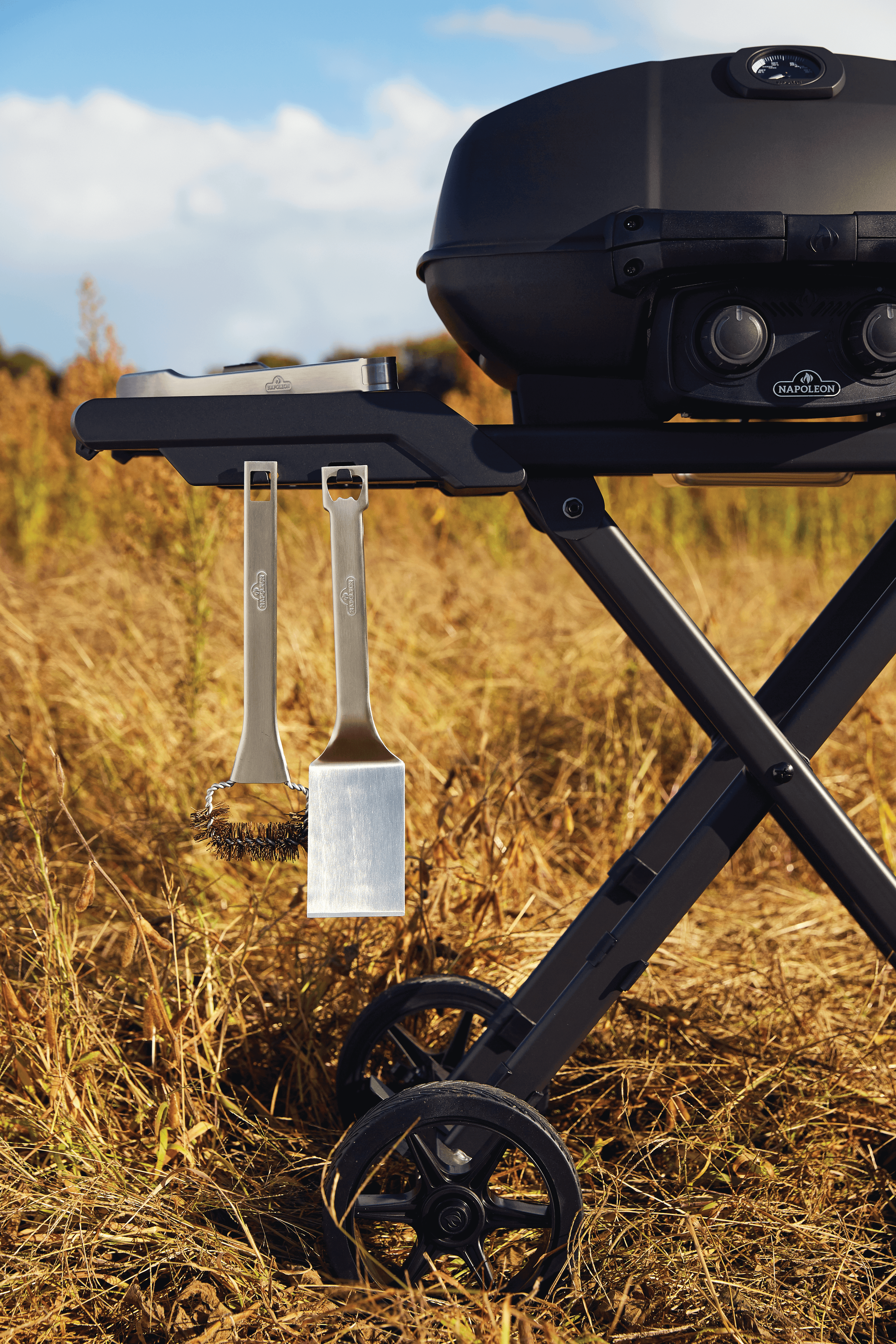 Napoleon Napoleon PHANTOM TravelQ PRO 285 Portable BBQ with Scissor Cart (Matte Black) Propane / Matte Black PRO285X-MK-PHM Portable Gas Grill 629162138361